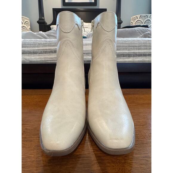 Wonderly Justice Ladies Booties in Bone White, Size 8 - Picture 4 of 7